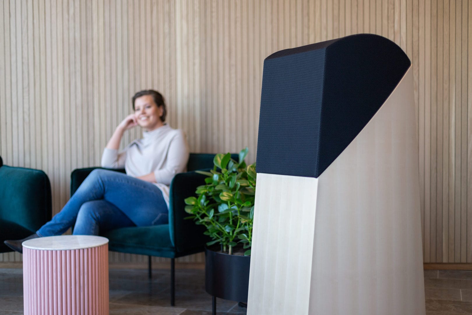 Puunvärinen ilmanpuhdistin aulassa