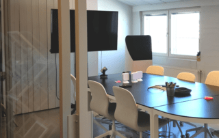 Ilmanpuhdistin neuvotteluhuoneessa