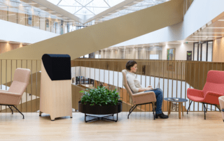 Ilmanpuhdistin aulatilassa