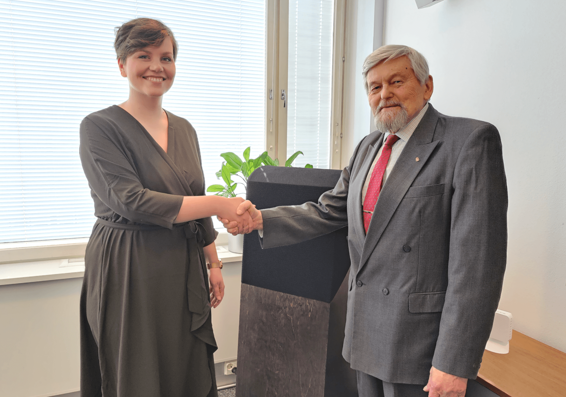 Air0 hankkii ilmalinjan liiketoiminnan Hanna Liljapelto Mauri Tsutsunen Hanna Liljapelto ja Mauri Tsutsunen kättelevät